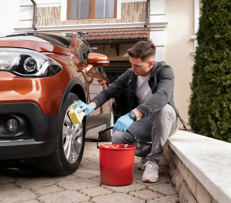 Lavage auto à domicile Saint-Julien-sur-Veyle : professionnel intervenant sur un véhicule